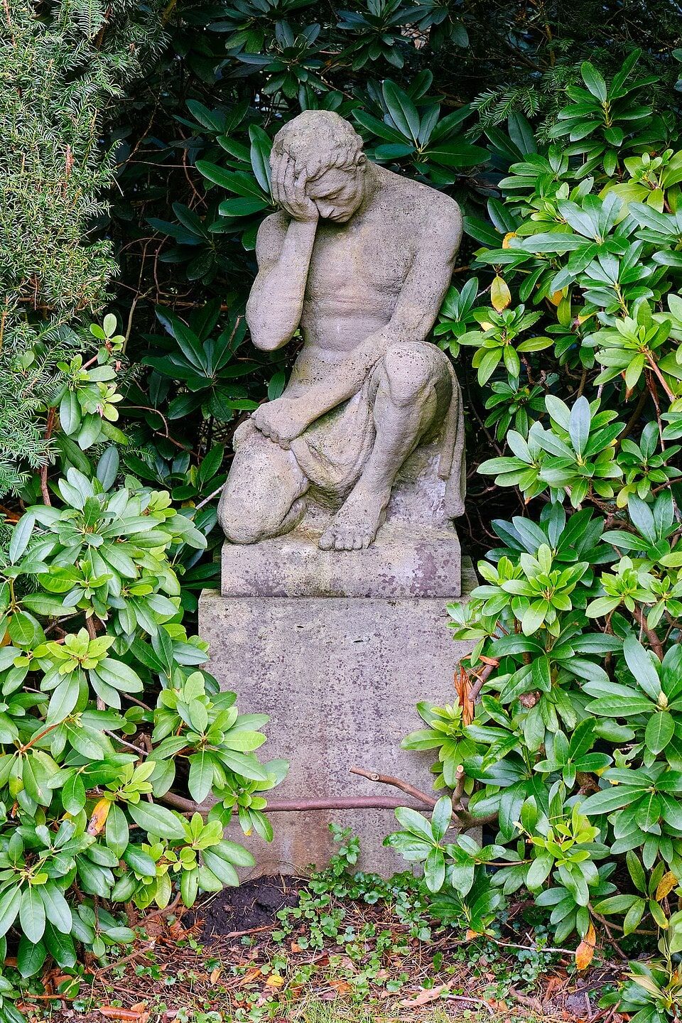 Skulptur am Eingang auf Waldfriedhof Aachen